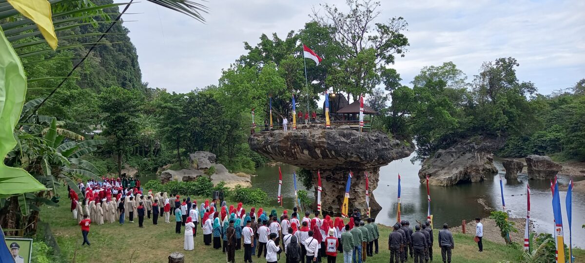 Unik! Upacara HUT ke-80 RI Desa Biringere Digelar di Atas Destinasi Wisata Batu Payung