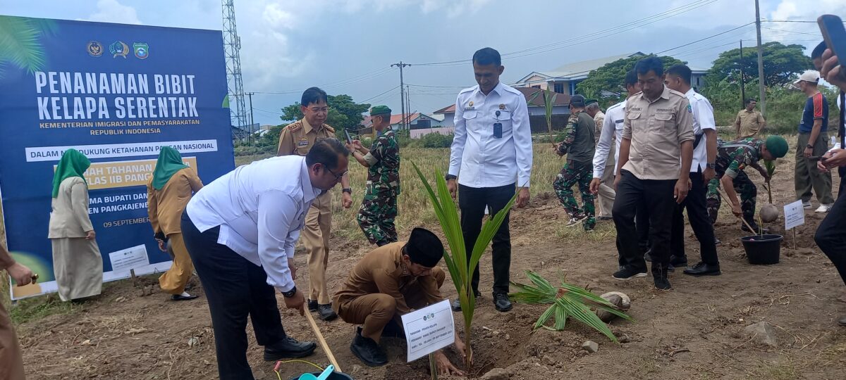 Rutan Pangkep Tanam 200 Bibit Kelapa Dukung Ketahanan Pangan Nasional