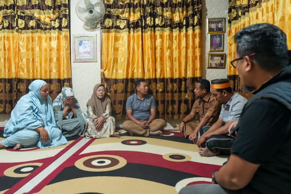 Gubernur Sulsel Berikan Bantuan Kepada Keluarga Almarhum Abay, Korban Kebakaran DPRD Makassar