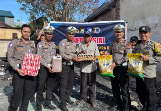 HUT Lalu Lintas ke-70, Satlantas Pangkep Bantu Korban Kebakaran di Segeri