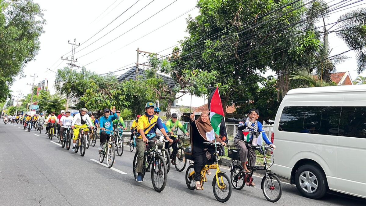Ratusan Peserta GowesMu Keliling Solo Rayakan Milad Muhammadiyah ke-113