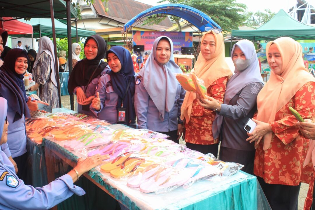 Pameran Seni SLBN 1 Maros Meriah, Dihadiri Ketua DWP Provinsi Sulsel dan Serahkan Bantuan Sosial