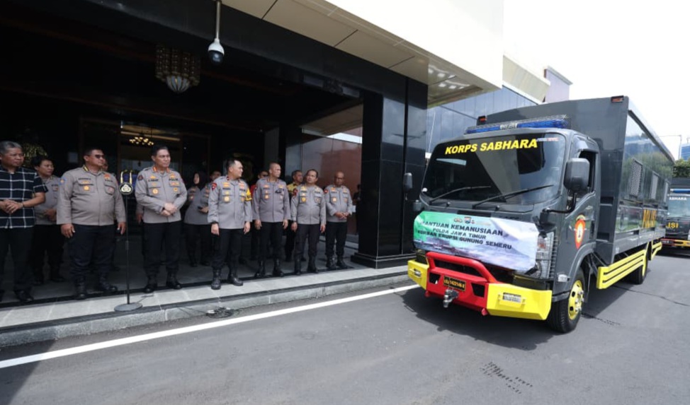 Polda Jatim Kirim Bantuan Kemanusiaan untuk Pengungsi Erupsi Semeru