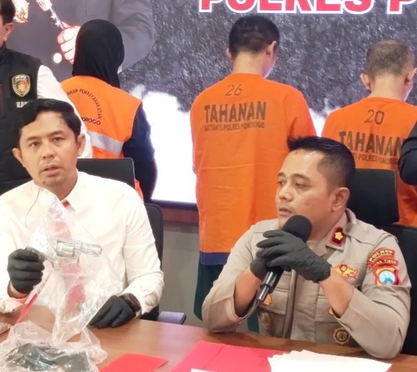 Pasutri di Ponorogo Ditangkap Simpan Senpi Ilegal