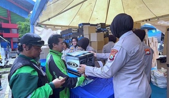 Polresta Malang Kota Guyur 11,5 Ton Beras dan 2.000 Helm untuk Ojol Jogo Jatim