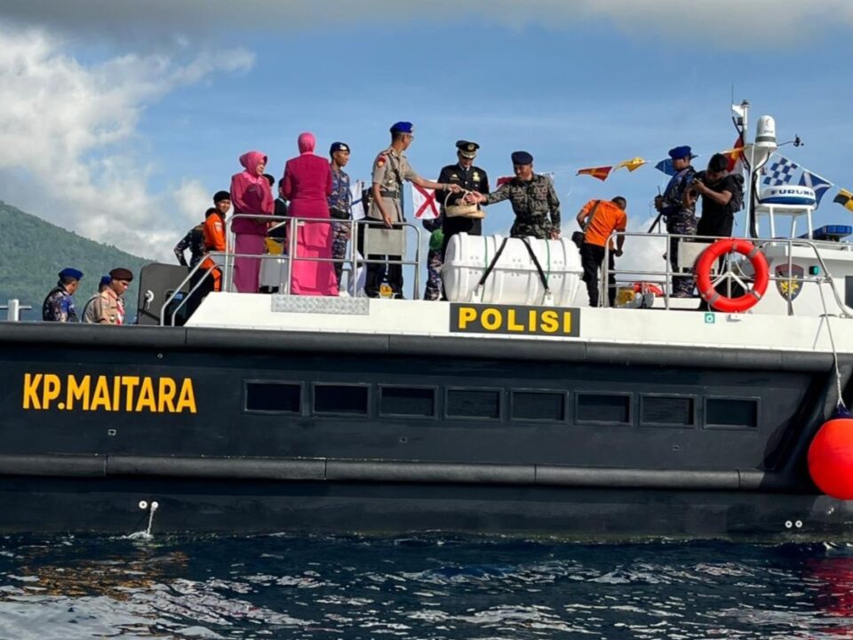 Polairud Polda Malut Gelar Tabur Bunga di Laut Peringati HUT ke-75