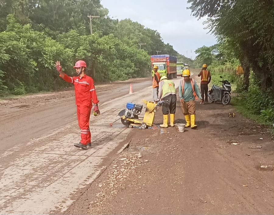Semen Tonasa Dorong Pembangunan Lewat Perbaikan Jalan Provinsi