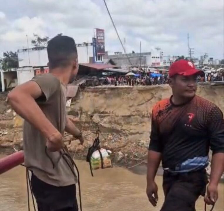 Tim Brimob Polda Aceh Pulihkan Akses Warga Usai Jembatan Putus di Bireuen