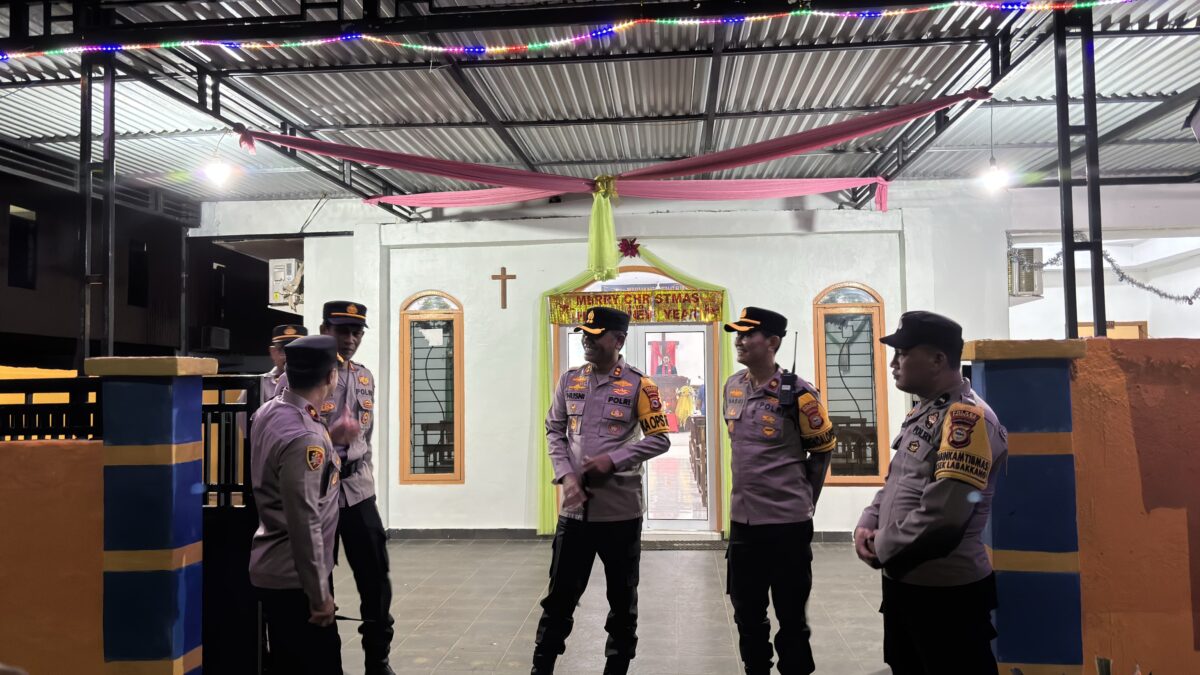 Pastikan Aman, Kapolres Pangkep Pantau Langsung Pengamanan Misa Natal
