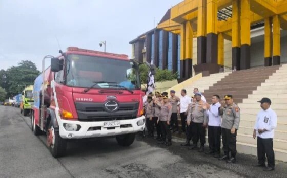 Polda Riau Kerahkan 30 Truk Tangki Air Bersih ke Sumbar