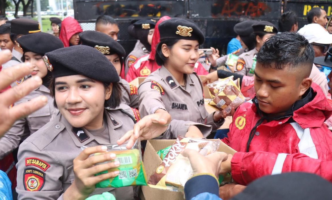 Polwan Bagikan Roti ke Massa Aksi Nelayan di Monas