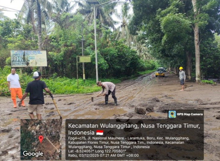Banjir Lahar Dingin Lewotobi Tutup Jalan Larantuka