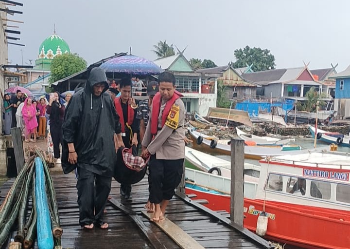 Bhabinkamtibmas Polsek Liukang Tupabbiring Sigap Evakuasi Korban Kapal Terbalik