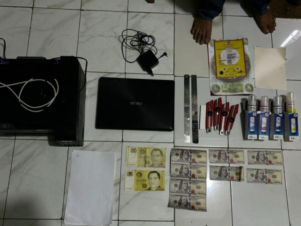 Uang Palsu Dolar AS dan Singapura Beredar, Dua Pelaku Ditangkap
