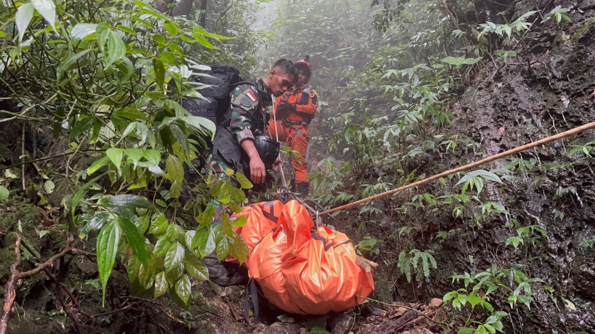 Hari Keempat Pencarian Pesawat GTR, TNI Tetap Menembus Medan Ekstrem Meski Cuaca Buruk