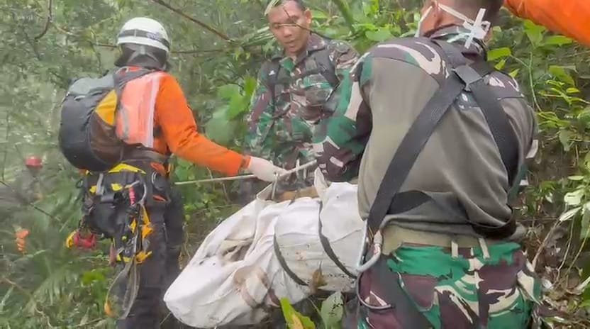 Satu Jenazah Korban Pesawat ATR Berhasil Dievakuasi, Satu Masih di Lereng Bulusaraung