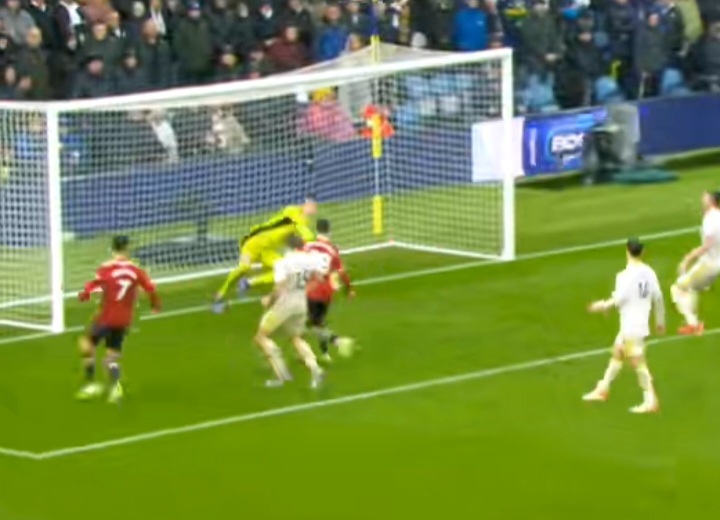 Leeds United Paksa Setan Merah Berbagi Poin