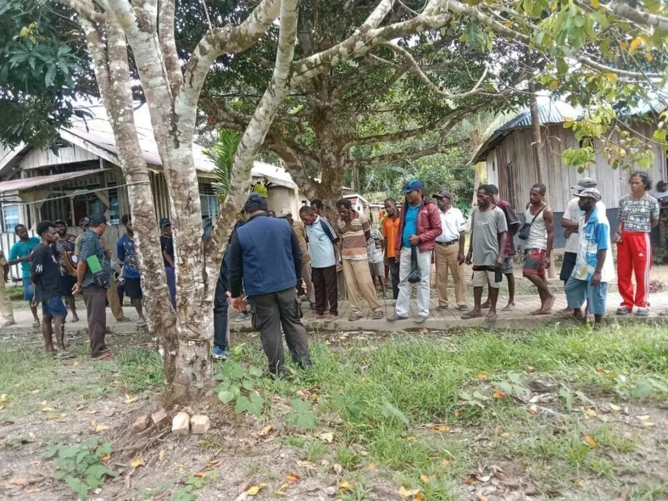 Tim Kementerian ESDM Survei Lokasi PLTS di Kampung Kais–Tapuri