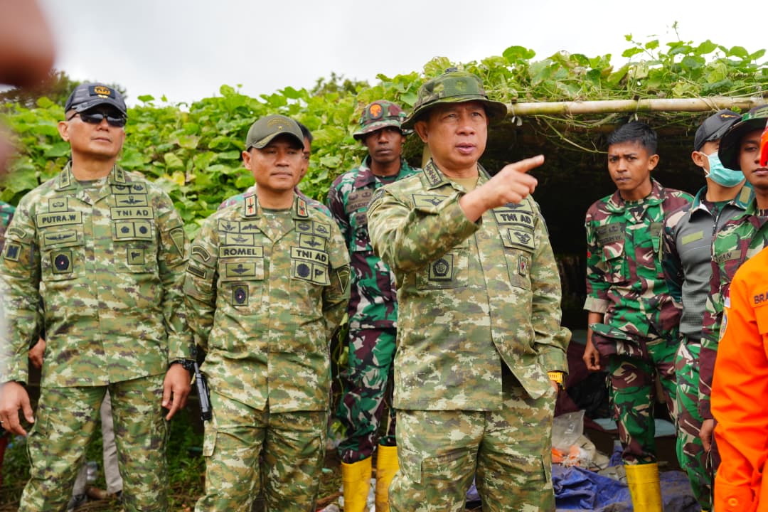 Panglima TNI Tinjau Langsung Lokasi Longsor Pasirlangu Bandung Barat