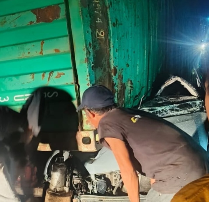 Minim Penerangan, Truk Kontainer Terbalik dan Timpa Mobil di Pangkep