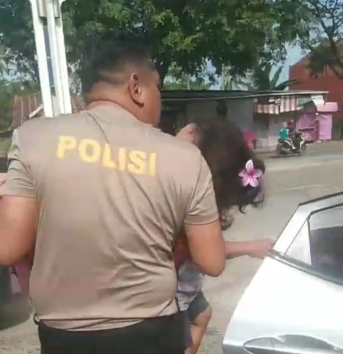 Sigap dan Humanis, Personel Polsek Bungoro Evakuasi Warga Tersengat Listrik