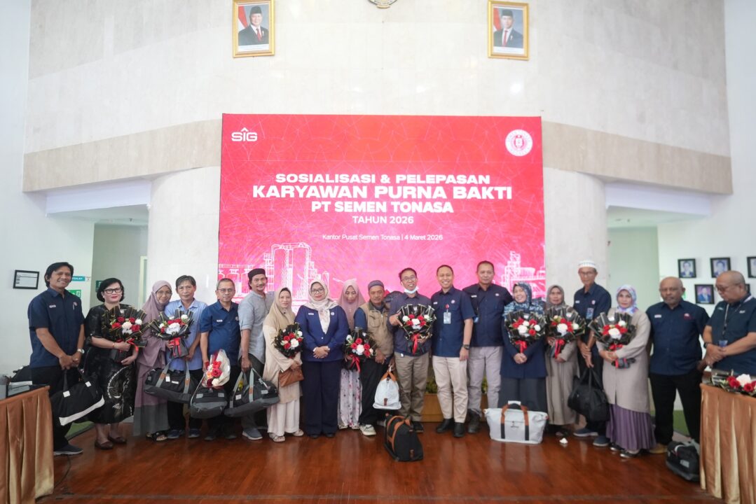 60 Karyawan Resmi Pensiun, Manajemen PT Semen Tonasa Sampaikan Penghargaan