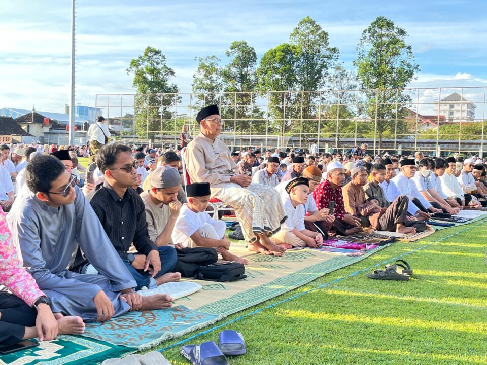 Ribuan Umat Islam Meriahkan Shalat Idul Fitri di Lapangan Kottabarat