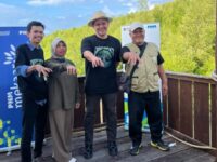 Fadly Padi Turun ke Lumpur, Ribuan Mangrove Ditanam di Pesisir Untia Makassar