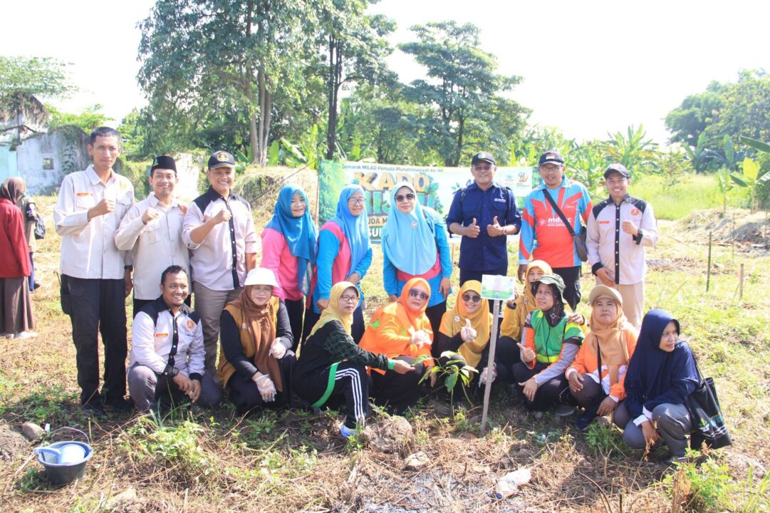 Semarak Milad ke-94, Pemuda Muhammadiyah Surakarta Tanam 94 Pohon di Bantaran Bengawan Solo