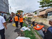 BPBD Makassar Terjun Langsung Bersihkan Kanal Bara-Baraya Timur