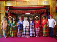 Ketua Dekranasda Makassar, Melinda Aksa Kenalkan Baju Bodo dan Patonro’ kepada Pendamping Delegasi Diplomatik Dunia