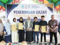 Pemkot Makassar Serahkan 108 Ijazah Kesetaraan, Achi Soleman: Pendidikan Hak Semua Warga