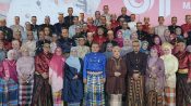 Pakaian Adat dan Formasi Stupa Borobudur Warnai Penurunan Bendera HUT RI ke-81 di Makassar