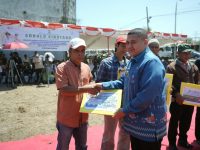 Munafri Salurkan 2.000 Liter Pupuk dan Ribuan Kilogram Benih untuk Kelompok Tani Makassar