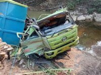 Rem Blong, Truk Hino Terguling ke Sungai di Bengalon Kutim