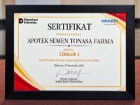 Putri Nurfauziah menerima penghargaan Apotek Semen Tonasa Farma Terbaik 1 FOI Inhealth se-Sulampua.