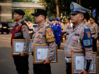3 polisi Polda Metro Jaya menerima penghargaan dari Kapolda