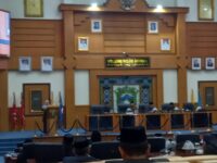 Sekda Pangkep Hj. Suriani A. Hamid menyampaikan pandangan Bupati terkait Ranperda Sistem Perlindungan Anak dalam rapat paripurna DPRD Pangkep.