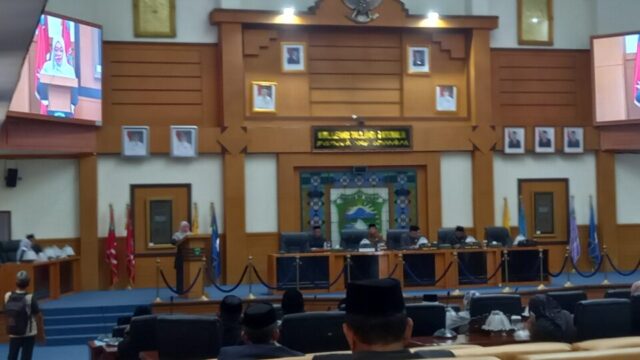 Sekda Pangkep Hj. Suriani A. Hamid menyampaikan pandangan Bupati terkait Ranperda Sistem Perlindungan Anak dalam rapat paripurna DPRD Pangkep.