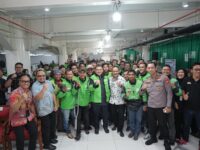 Munafri Arifuddin menyapa pengemudi Gojek dalam program cek kesehatan gratis di Makassar