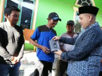 Appi menyerahkan GPS kepada nelayan Pulau Lumu-lumu