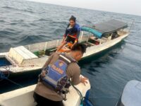 Evakuasi lima pemancing setelah kapal mati mesin di perairan Sangatta