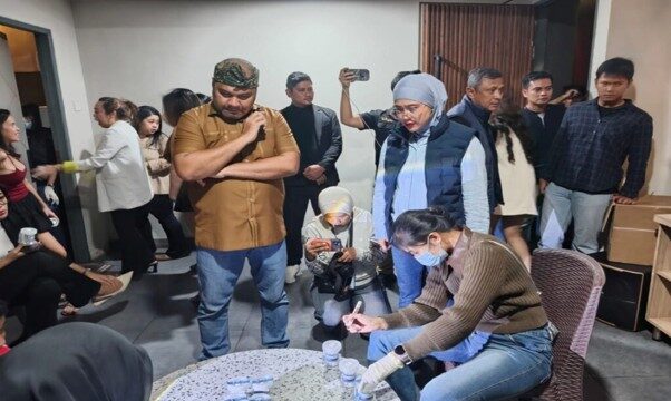 Polisi melakukan razia tempat hiburan malam di Balikpapan dalam Operasi Sarang Narkoba