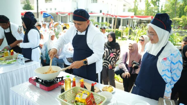 Berseragam Koki, Appi Sabet Juara I Lomba Masak Nasi Goreng Kepala Daerah se-Sulsel