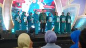 Melinda Aksa menyerahkan penghargaan Adibakti kepada kader PKK Makassar pada HKG PKK 2026.