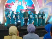 Melinda Aksa menyerahkan penghargaan Adibakti kepada kader PKK Makassar pada HKG PKK 2026.
