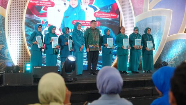 Melinda Aksa menyerahkan penghargaan Adibakti kepada kader PKK Makassar pada HKG PKK 2026.