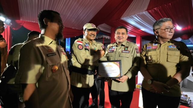 Munafri Arifuddin menerima penghargaan dari Menteri Sosial Saifullah Yusuf atas dedikasi penanggulangan bencana.
