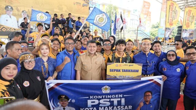 Wali Kota Makassar Munafri Arifuddin melepas kontingen atlet Makassar menuju Porprov Sulsel 2026 di Lapangan Karebosi.