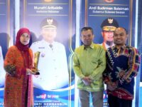 Aliyah Mustika Ilham menerima penghargaan Inovasi Membangun Negeri 2026 dari tvOne untuk program jaminan sosial hari tua Pemkot Makassar.